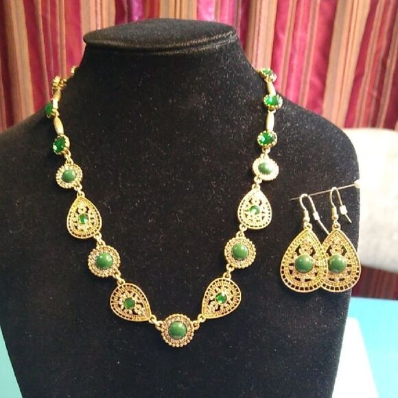 Vintage America Nine West Green Cabochons and Gold Tone Metal Jewelry Set - Picture 1 of 9